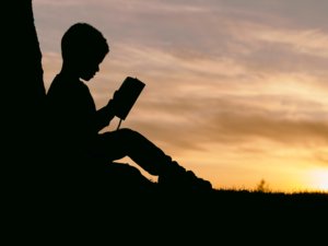 読書をする少年