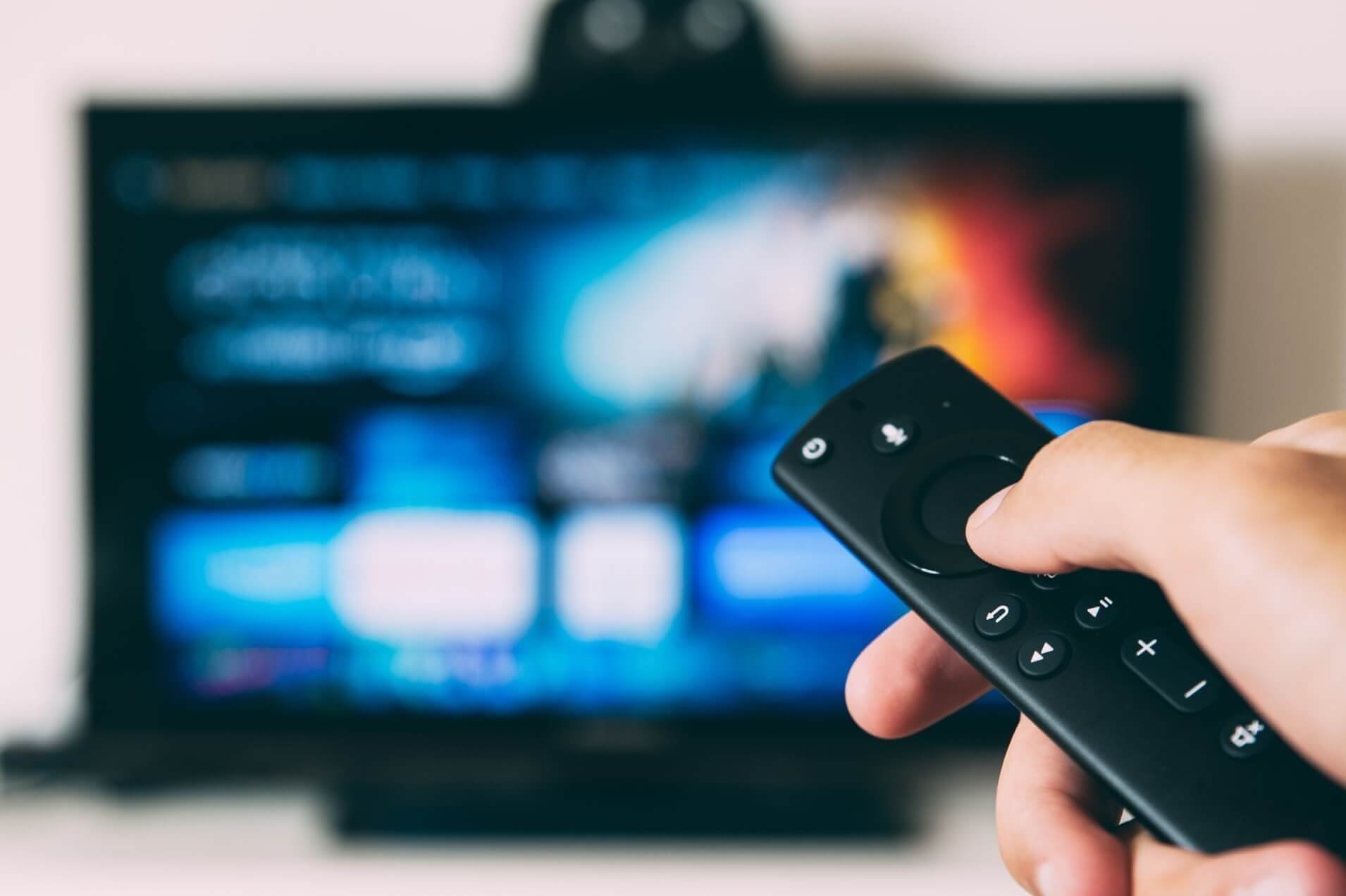 テレビでオンデマンド作品を選択する様子