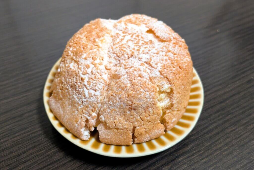 ふだんシュークリームのときに使うお皿に乗せたらギチギチになるくらいコストコのシュークリームは大きかった！